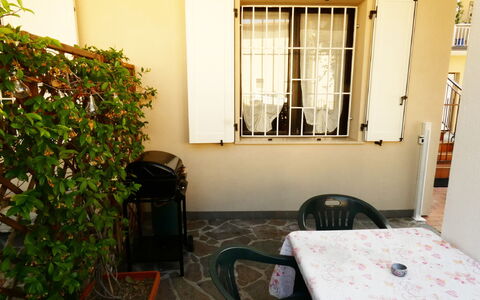 Casa Vacanze Sabrina: Pflanze, Eigentum, Gebäude, Fenster, Stuhl, Blumentopf, Interior Design, Zimmerpflanze, Holz