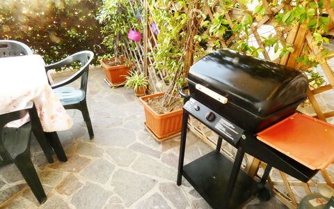 Casa Vacanze Sabrina: Möbel, Gartenmöbel, Tisch Im Freien, Stuhl, Blumentopf, Schatten, Garten, Hinterhof, Zimmerpflanze, Regenschirm