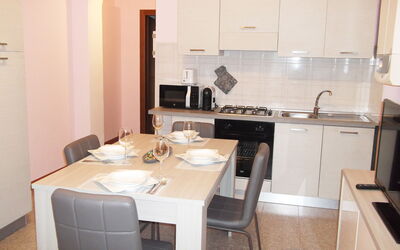 Casa Vacanze Sabrina: Spüle, Tabelle, Eigentum, Möbel, Sinken, Cabinetry, Zapfhahn, Countertop, Stuhl, Küche