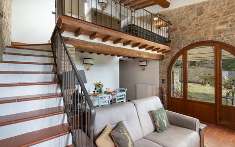 Villa Ida: Eigentum, Couch, Gebäude, Fenster, Holz, Interior Design, Treppe, Fussboden, Wohnzimmer, Haus