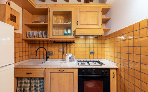 Villa Ida: Cabinetry, Countertop, Spüle, Sinken, Zapfhahn, Eigentum, Gebäude, Möbel, Küche, Armatur