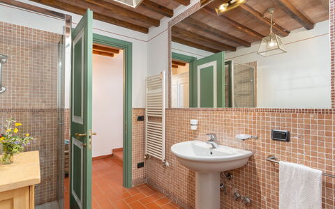 Villa Ida: Spiegel, Zapfhahn, Sinken, Armatur, Eigentum, Badezimmer, Gebäude, Bad Sink, Pflanze, Holz
