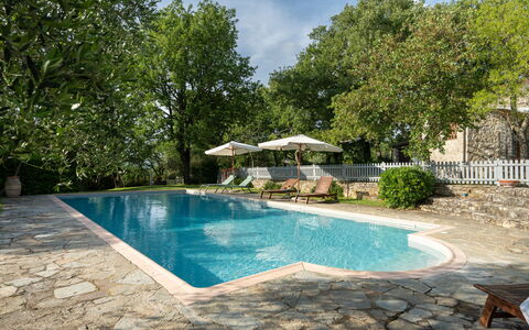 Villa Ida: Wasser, Pflanze, Eigentum, Wolke, Schwimmbad, Baum, Schatten, Freizeit, Himmel, Landschaft