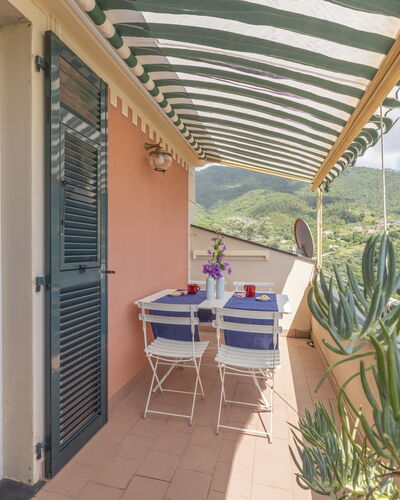 Emma House, Terrace and Sea View, Moneglia: Tabelle, Pflanze, Möbel, Gebäude, Stuhl, Schatten, Wolke, Zimmerpflanze, Gartenmöbel, Die Architektur