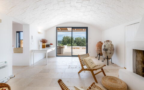Villa La Selva: Eigentum, Möbel, Gebäude, Holz, Komfort, Interior Design, Bilderrahmen, Flooring, Zimmerpflanze, Fussboden