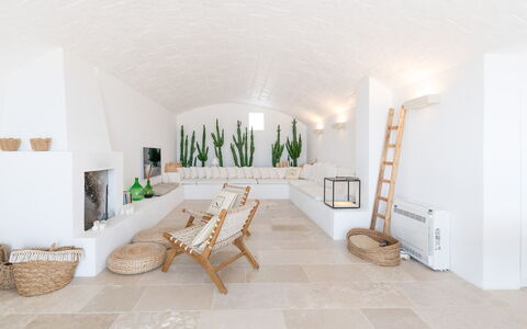 Villa La Selva: Couch, Pflanze, Interior Design, Wohnzimmer, Flooring, Gebäude, Fussboden, Holz, Komfort, Decke