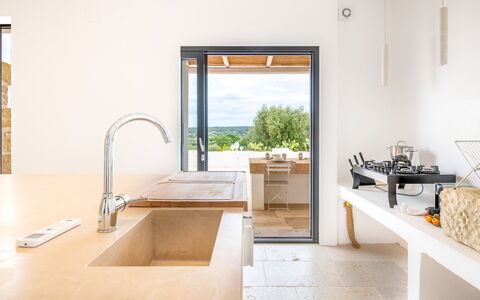 Villa La Selva: Zapfhahn, Möbel, Armatur, Sinken, Countertop, Holz, Küche, Flooring, Fussboden