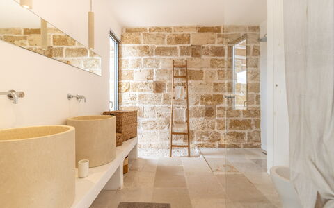 Villa La Selva: Eigentum, Holz, Armatur, Interior Design, Flooring, Fussboden, Badezimmer, Grundeigentum, Gebäude