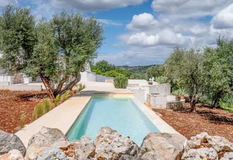 Villa La Selva: Wasser, Wolke, Eigentum, Pflanze, Himmel, Natürliche Landschaft, Baum, Gewässer, Schwimmbad, Gras