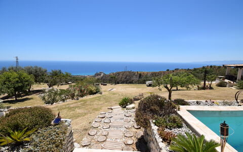 Villa Roccella Ionica, Sea View, a c: Himmel, Pflanze, Wasser, Baum, Schwimmbad, Landschaft, Wolke, Gebäude, Horizont, Arecales