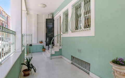 Suite Oltremare: Eigentum, Gebäude, Pflanze, Regal, Interior Design, Zimmerpflanze, Fussboden, Flooring, Blumentopf, Grundeigentum