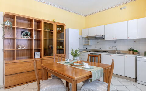 Suite Oltremare: Cabinetry, Möbel, Tabelle, Zimmerpflanze, Pflanze, Countertop, Holz, Couch, Gebäude, Interior Design