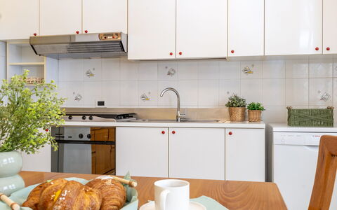 Suite Oltremare: Countertop, Spüle, Eigentum, Cabinetry, Sinken, Essen, Pflanze, Küche, Zapfhahn, Herd