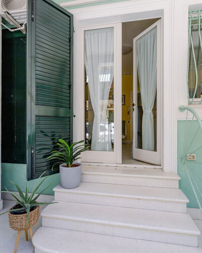 Suite Oltremare: Pflanze, Blumentopf, Zimmerpflanze, Gebäude, Azurblau, Treppe, Interior Design, Tür, Holz, Fussboden