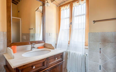 Le Fonti Apartments With Ac Near Siena: Bad Sink, Sinken, Armatur, Badezimmer, Flooring, Interior Design, Fussboden, Zapfhahn, Badezimmerschrank, Decke