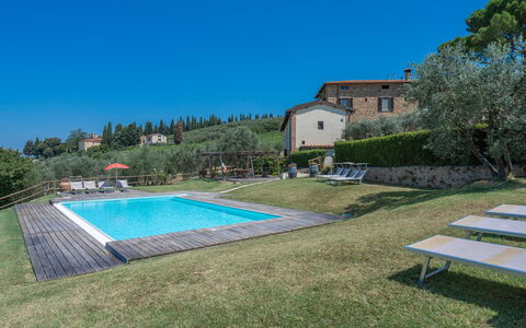Le Fonti Apartments With Ac Near Siena: Pflanze, Himmel, Gebäude, Schwimmbad, Wasser, Baum, Haus, Schatten, Grundstueck, Gartenmöbel