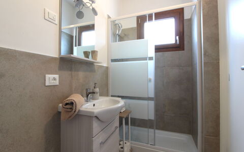 Comfort Apartment, Welness, Terrace: Spiegel, Eigentum, Armatur, Zapfhahn, Gebäude, Badezimmer, Sinken, Badezimmerschrank, Bad Sink