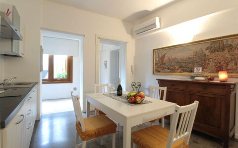 Comfort Apartment, Welness, Terrace: Möbel, Eigentum, Tabelle, Cabinetry, Bilderrahmen, Stuhl, Holz, Interior Design, Flooring, Fussboden