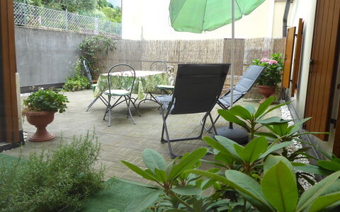 Comfort Apartment, Welness, Terrace: Pflanze, Möbel, Blumentopf, Stuhl, Zimmerpflanze, Gebäude, Gartenmöbel, Die Architektur, Tabelle, Schatten