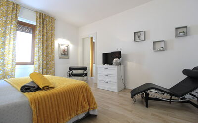 Comfort Apartment, Welness, Terrace: Möbel, Eigentum, Cabinetry, Komfort, Holz, Gebäude, Schublade, Flooring, Gelb, Fussboden