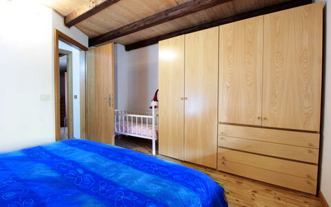 Baita a Pieve Tesino Mountain And Lake: Möbel, Eigentum, Gebäude, Komfort, Holz, Fenster, Interior Design, Fussboden, Haus, Flooring