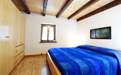 Baita a Pieve Tesino Mountain And Lake: Möbel, Fenster, Gebäude, Komfort, Holz, Bett, Haus, Interior Design, Fussboden