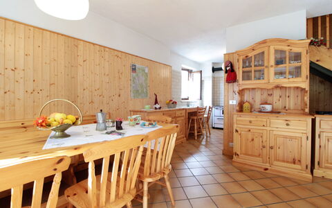 Baita a Pieve Tesino Mountain And Lake: Cabinetry, Eigentum, Möbel, Tabelle, Küche, Holz, Interior Design, Gebäude, Holzbeize, Schublade