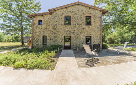 Le Casaline Di Sopra, Massa Marittima: Pflanze, Eigentum, Gebäude, Fenster, Himmel, Strassenbelag, Baum, Grundstueck, Haus, Gras