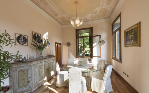 Villa Paola In Padova With Ac: Bilderrahmen, Eigentum, Pflanze, Interior Design, Beleuchtung, Stuhl, Tabelle, Holz, Zimmerpflanze