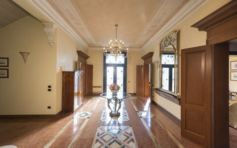 Villa Paola In Padova With Ac: Eigentum, Gebäude, Holz, Bilderrahmen, Halle, Interior Design, Flooring, Fussboden, Tür, Wand