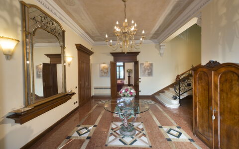 Villa Paola In Padova With Ac: Eigentum, Bilderrahmen, Beleuchtung, Holz, Interior Design, Spiegel, Fussboden, Halle, Flooring, Gebäude
