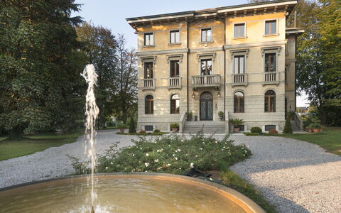 Villa Paola In Padova With Ac: Wasser, Gebäude, Pflanze, Eigentum, Himmel, Fenster, Brunnen, Gras, Baum, Grundeigentum
