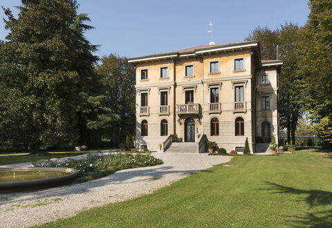 Villa Paola In Padova With Ac: Pflanze, Gebäude, Eigentum, Himmel, Fenster, Baum, Gras, Fassade, Tönungen Und Schatten
