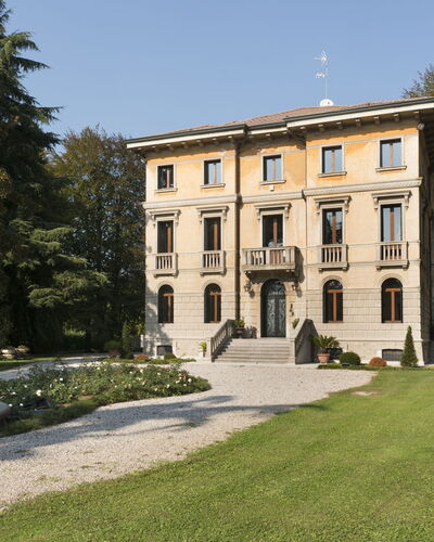 Villa Paola In Padova With Ac: Pflanze, Gebäude, Eigentum, Himmel, Fenster, Baum, Gras, Fassade, Tönungen Und Schatten