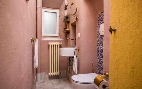 Rose's Palace: Eigentum, Gebäude, Armatur, Holz, Lila, Bad Sink, Toilleten Sitz, Toilette, Sinken, Badezimmer