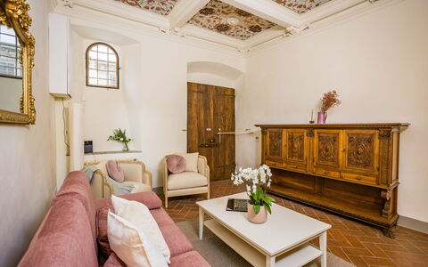 Rose's Palace: Möbel, Eigentum, Pflanze, Bilderrahmen, Gebäude, Tabelle, Komfort, Fenster, Interior Design, Zimmerpflanze