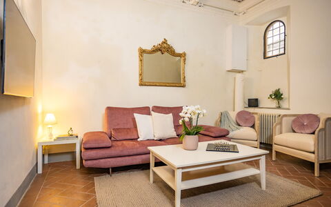 Rose's Palace: Möbel, Tabelle, Pflanze, Gebäude, Komfort, Holz, Couch, Interior Design, Bilderrahmen, Beleuchtung