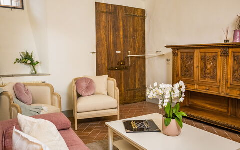 Rose's Palace: Tabelle, Pflanze, Möbel, Gebäude, Eigentum, Blume, Zimmerpflanze, Couch, Komfort, Interior Design