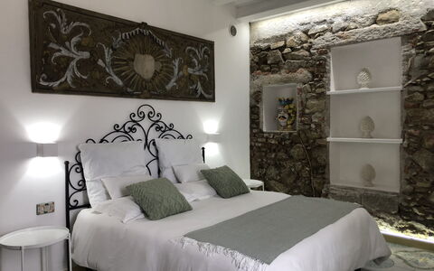 San Noto House With Pool Ac Wifi: Möbel, Eigentum, Bilderrahmen, Pflanze, Komfort, Gebäude, Bettrahmen, Interior Design, Holz, Beleuchtung