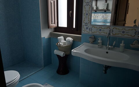 San Noto House With Pool Ac Wifi: Blau, Bad Sink, Armatur, Badezimmer, Interior Design, Sinken, Flooring, Zapfhahn, Fussboden, Installation