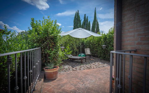 Torri 15 Holiday Home: Wolke, Himmel, Pflanze, Eigentum, Botanik, Blumentopf, Stuhl, Schatten, Grundeigentum, Gras