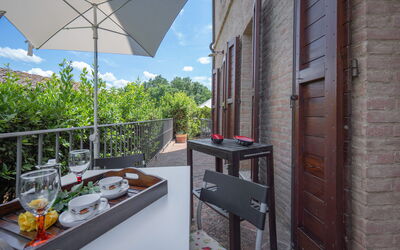 Torri 15 Holiday Home: Himmel, Gebäude, Eigentum, Tabelle, Möbel, Wolke, Geschirr, Fenster, Die Architektur, Blumentopf