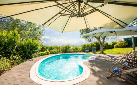 Villa Gelso: Wasser, Pflanze, Natur, Schwimmbad, Schatten, Baum, Himmel, Gebäude, Freizeit, Regenschirm