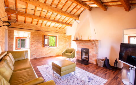 Villa Gelso: Eigentum, Möbel, Bilderrahmen, Couch, Holz, Interior Design, Fenster, Fussboden, Wohnzimmer, Komfort