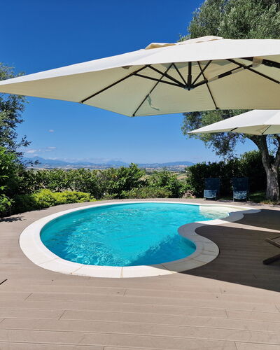 Villa Gelso: Wasser, Pflanze, Eigentum, Himmel, Schwimmbad, Regenschirm, Azurblau, Schatten, Baum, Gewässer