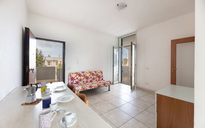 Andromeda Apartment In Gallipoli: Möbel, Tabelle, Geschirr, Gebäude, Holz, Komfort, Interior Design, Flooring, Fussboden