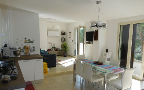 Loft San Giovanni in Gallipoli: Möbel, Tabelle, Gebäude, Pflanze, Zimmerpflanze, Cabinetry, Interior Design, Holz, Stuhl, Küche