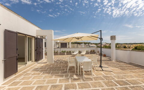 Loft San Giovanni in Gallipoli: Flooring, Fussboden, Fliese, Flagstone, Design, Stuhl, Zimmerpflanze, Küche & Esszimmer Tisch, Hof