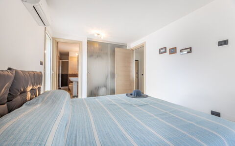 Loft San Giovanni in Gallipoli: Bett, Interior Design, Möbel, Schlafzimmer, Flooring, Fussboden, Wand, Zimmer, Bettdecke, Holz