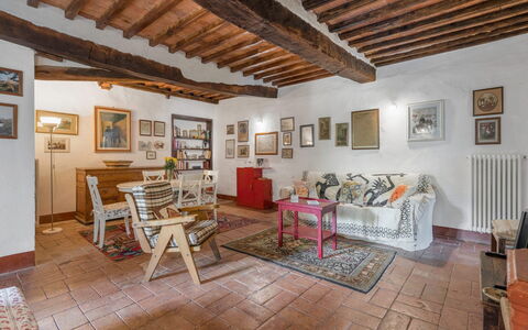 Il Palazzetto Francigena, Monteriggioni: Bilderrahmen, Eigentum, Möbel, Holz, Tabelle, Interior Design, Wohnzimmer, Fussboden, Flooring, Stuhl